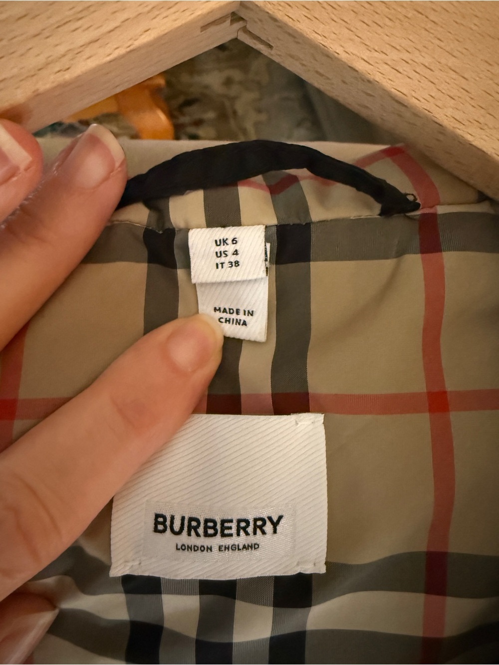 Burberry Lightweight Nylon Hooded Jacket — Women’s US 4 — Black, Mint Condition - Picture 4 of 6